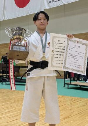 少林寺拳法男子自由単独演武で優勝した小野塚純（新津）＝香川県善通寺市