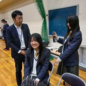 　交通安全研修会ですぐにリセットできるヘアスタイリング方法を実践する高校生ら＝１８日午後、兵庫県西脇市