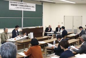 人口減少に直面する地域社会の対応などで意見を交わした「柏崎学シンポジウム」=柏崎市軽井川