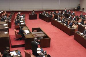 東電柏崎刈羽原発での事故を想定して県が実施する被ばく線量シミュレーションなどをテーマに論戦が交わされた連合委員会=12月17日、県議会