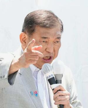 街頭演説する自民党総裁の石破首相=6日午後、甲府市