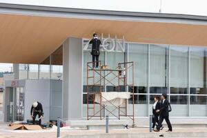 8月1日にオープンする、JR双葉駅前に建設中のイオン=1日午後、福島県双葉町