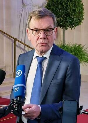 4日、ウィーンで記者団の取材に応じるドイツのワーデフール外相(共同)