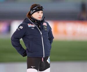 スピードスケートW杯第4戦を前に調整する佐藤綾乃=ハーマル(共同)