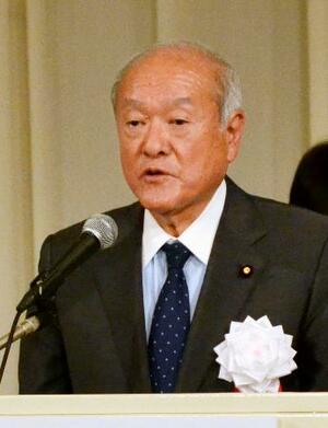福岡市の自民党会合に出席した鈴木幹事長=23日午前