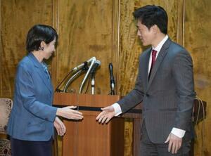 記者会見を終えた高市首相(左)と日本維新の会の吉村代表=16日午後、国会