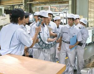 飯塚鉄工所の製造設備を見学する生徒たち=柏崎市半田