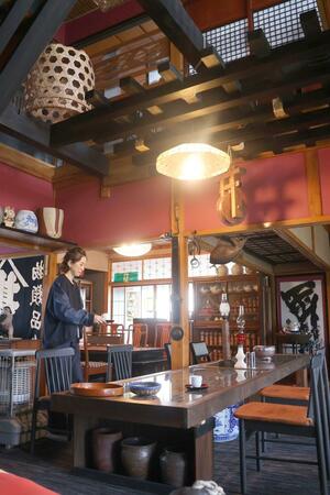 カフェ「風知草」をオープンした店主の小川香織さん=佐渡市原黒