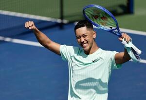 車いすの部男子シングルスで決勝進出を決め、喜ぶ小田凱人=ニューヨーク(共同)
