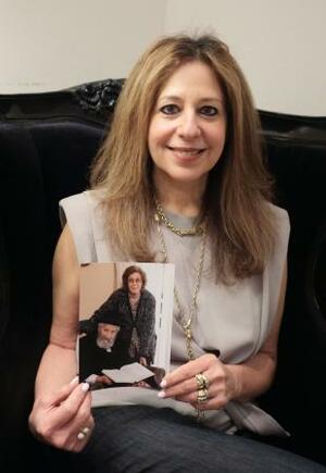祖父の写真を手にする米国籍のイラン系ユダヤ人、シャロン・ナザルザデさん=15日、米ニューヨーク(共同)