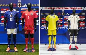 　サッカー日本代表のユニホーム（左）。右はアウェー用