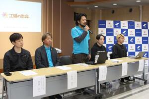 「燕三条 工場の祭典」の開催概要について会見する安達拓未実行委員長(中央)=燕商工会議所