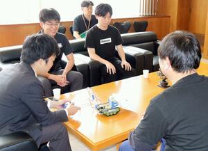 第20回記念大会の開催を滝沢亮市長に紹介するNPO法人ロボコンジャパンの委員ら=三条市役所
