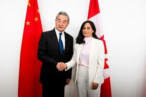 会談に臨む中国の王毅外相(左)とカナダのアナンド外相=29日、オタワ(Spencer Colby/The Canadian Press提供、AP=共同)