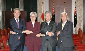 外務・防衛閣僚協議前に撮影に応じる(左から)オーストラリアのマールズ副首相兼国防相、ウォン外相、岩屋外相、中谷防衛相=5日午前、東京都港区(代表撮影)