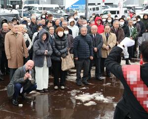 衆院選立候補者の第一声に集まった聴衆=27日、三条市
