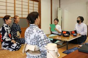 岩室芸妓を取材する岩室中の生徒ら=新潟市西蒲区岩室温泉