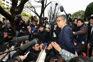 世界平和統一家庭連合(旧統一教会)の解散命令請求を巡る東京高裁の決定を受け、報道陣に囲まれる教団側の福本修也弁護士=4日午前、東京・霞が関