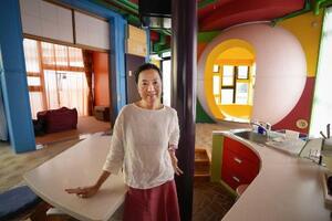 三鷹天命反転住宅の一室で。「ここにいると、不思議と一人でも孤独じゃない。生命とは何かということを、家全体が問いかけてくるような気がするんです」と話す本間桃世=2025年7月、東京都三鷹市(撮影・林昌三)