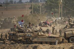 6日、イスラエル南部のガザ地区との境界付近に展開するイスラエル兵士(AP=共同)