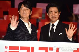 クリスマスの新宿に登場した（左から）福山雅治、大泉洋 （C）ORICON NewS inc.