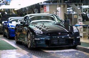 日産自動車の栃木工場で生産されたスポーツカー「GT―R」の最後の1台=26日