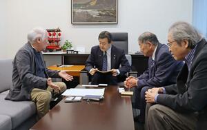 新発田市議会の湯浅佐太郎議長(左から2人目)に意見書への理解を求める新潟水俣病被害者団体の関係者=11月、新発田市