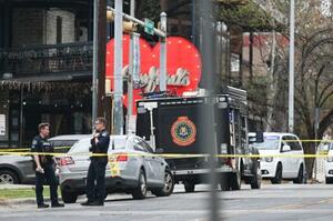 　１日、米テキサス州の銃撃事件を調べる警察当局者ら（ＡＰ＝共同）