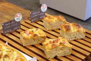 オウルザベーカリーで販売中の、秋葉区産小麦「ゆきちから」を使ったフォカッチャ=新潟市秋葉区新津
