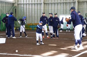 高校生の考えたメニューに取り組む子どもたち=十日町市本町西1