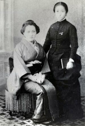 知命堂病院看護婦長時代の大関和（右）と、瀬尾院長の妻ソノ（医療法人知命堂病院提供）