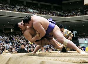 大相撲初場所14日目　欧勝海（右）が浴びせ倒しで平戸海を破る＝両国国技館