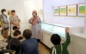 絵本の原画制作の裏側を語る真珠まりこさん=新発田市中央町4
