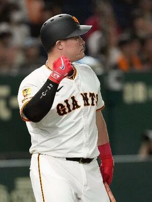 4回、勝ち越しとなる押し出し死球を受けガッツポーズする巨人・リチャード=東京ドーム