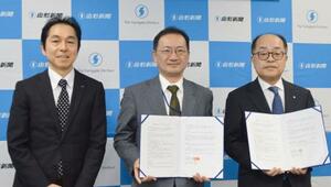 生成AI開発で協定を結んだ山形新聞社の佐藤秀之社長(右)、新潟日報生成AI研究所の鶴間尚社長(中央)、新潟日報社の馬場幸夫常務=2日午後、山形市