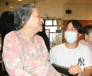 特別養護老人ホーム「分水の里」で働くベトナム人のグエン・タン・グエンさん(右)=5日、新潟県燕市