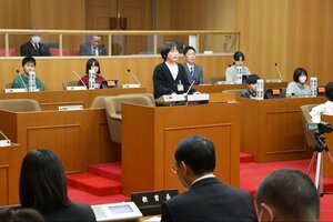 町議会議場で質問席に立ち発言する上川小学校児童ら＝阿賀町役場