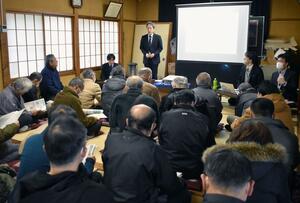 寺地南団地自治会の住民が出席した液状化対策の説明会。事業の効果や費用などさまざまな質問が出た＝新潟市西区