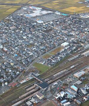 JR新津駅周辺に広がる住宅地や商業地。新潟市秋葉区の有権者数は新3区内で新発田市に次ぐ=新潟市秋葉区(新潟日報社ヘリから)