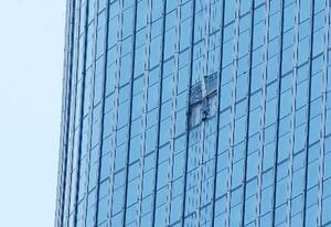 　北京市内の最高峰ビル「シティックタワー（中国尊）」に残る飛行体が衝突した際にできたとみられる跡＝２７日（共同）