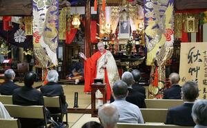 関係者らが参列した秋艸道人忌=11月21日、新潟市中央区西堀通3