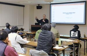 加茂湖の水質やクロダイによる養殖カキ被害などが話題に上がった調査報告会=佐渡市両津湊