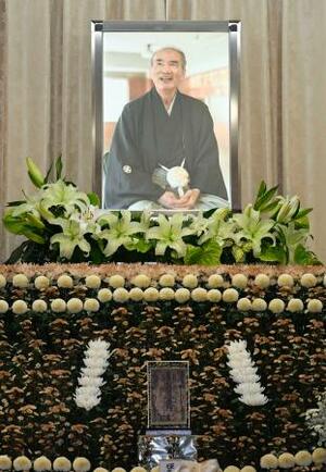 大相撲元大関若嶋津、日高六男さんの通夜で祭壇に飾られた遺影=23日午後、千葉県市川市