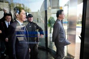 協議を終えた日本外務省の金井正彰アジア大洋州局長(手前左)と中国外務省の劉勁松アジア局長(右)=18日、北京(共同)