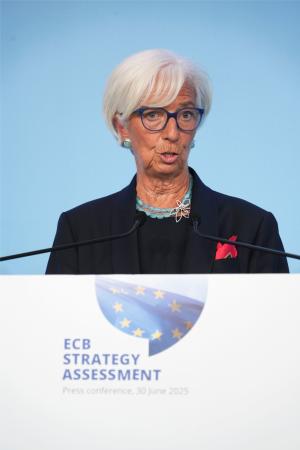 30日、ポルトガル・シントラで記者会見するECBのラガルド総裁(共同)