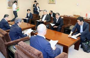 笠鳥公一副知事ら県幹部に政府方針を説明する経済産業省資源エネルギー庁の山田仁・資源エネルギー政策統括調整官(右から2人目)=9月6日、県庁