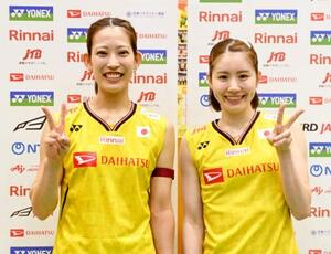 練習後、写真撮影に応じる志田千陽(右)、松山奈未組=味の素ナショナルトレーニングセンター