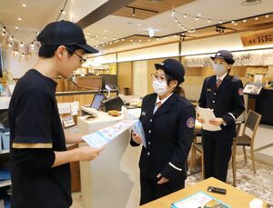 飲食店に火の用心を呼びかける女性消防団員ら=12月10日、新潟市中央区花園1のCoCoLo新潟