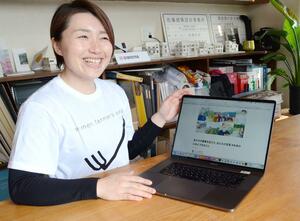 投稿した作品を見ながら喜びを語る佐藤可奈子さん=十日町市小泉