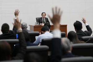 マイナス金利政策の解除などを決めた金融政策決定会合後に、記者会見する日銀の植田総裁(奥)=3月19日、日銀本店
